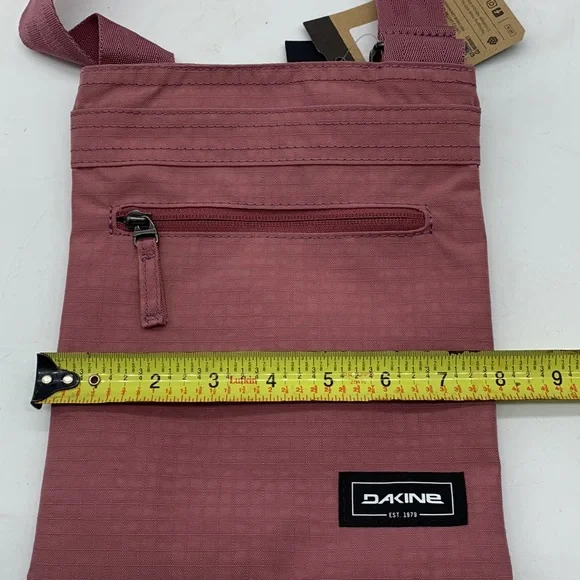 Dakine NWT Rose Blush Mauve Colored Nylon Crossbody Bag NYB4158 - Picture 9 of 9
